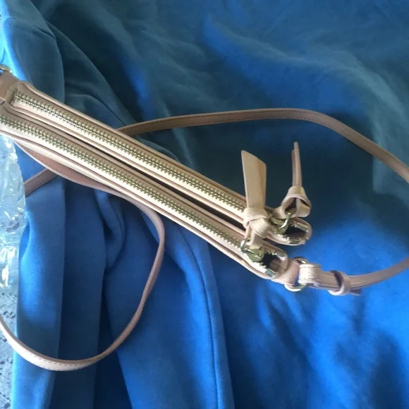 Crossbody pale pink 2 zippers snap center section NWOT never used - Picture 3 of 8